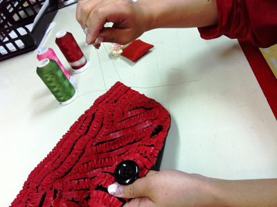 レザー縫製写真　手作業